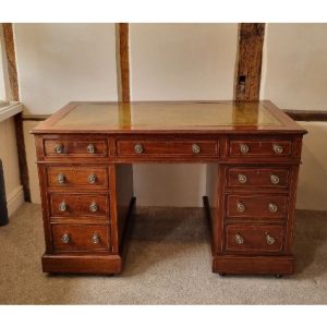 A fine Edwardian mahogany desk in the manner of the furniture makers Edwards & Roberts